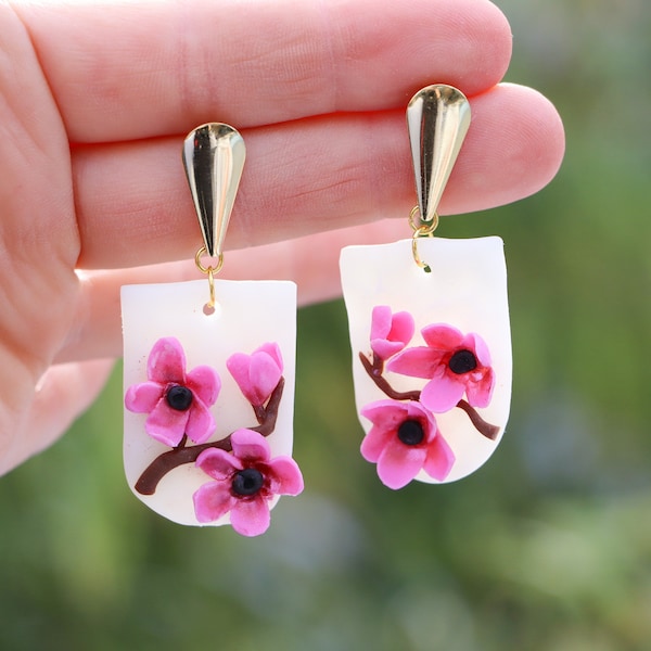 Sakura Kirschblüten Ohrringe aus Polymerton | florale Hängeohrringe mit Kirschzweigen | weiß-pink | Stecker: Edelstahl goldfarben