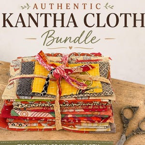 Peut inclure: Un lot de 15 pièces de tissu kantha assorties dans des couleurs et motifs variés, nouées avec une bande de tissu. L'ensemble comprend des pièces en coton vintage cousues à la main avec des motifs différents sur chaque face et des ciseaux.