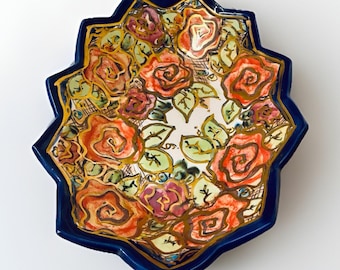 Bol de cerámica vintage en azul cobalto con detalles dorados y rosas, 35,5 cm de largo.