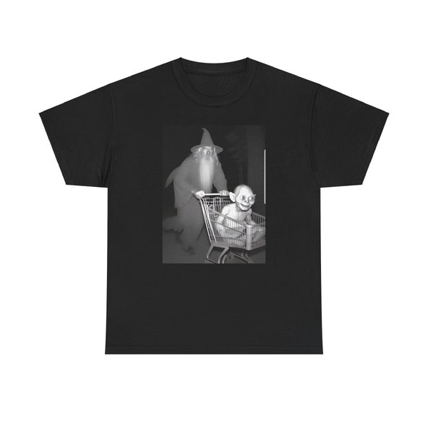 T-shirt grafica Gandalf che spinge Gollum nel carrello della spesa - Stravagante stampa della Terra di Mezzo