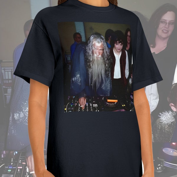 Gandalf DJ with Frodo Graphic T-Shirt - Herr der Ringe Shirt