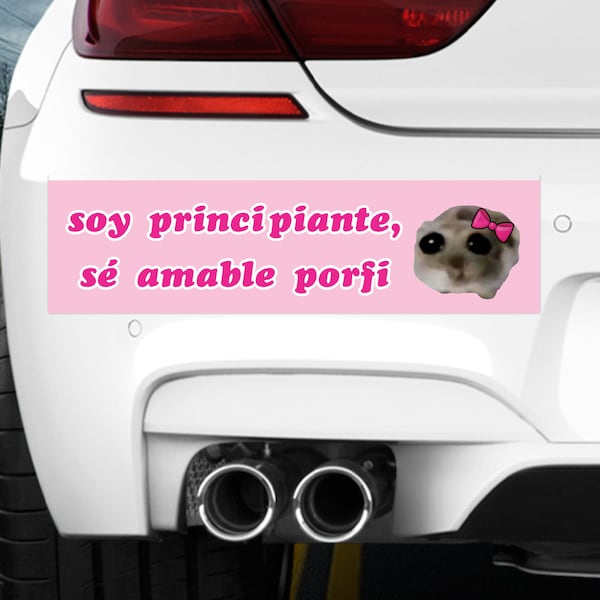 Sticker para carros del Hamster Triste diciendo "Soy principante, sé amable porfi". Vinilo vehicular autoadhesivo para coches. El de Tik Tok