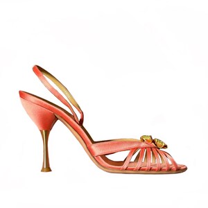 Puede incluir: Sandalia de sat&eacute;n color coral con tac&oacute;n fino y tiras delicadas. El zapato de punta abierta presenta un tac&oacute;n dorado y un adorno decorativo en la pala. La altura del tac&oacute;n es de aproximadamente 9 cm.