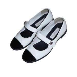 靴 CHANEL mary jane flat shoes black white Chanel White/Black Leather CC Mary Jane Flats Size 37 EU/ 7 US/ 4