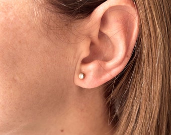 Pendientes de circón de perno de oro, pendientes diminutos de oro, pendientes delicados de oro, pendientes diminutos, pendientes minimalistas, pendientes de moda, regalo para mujeres