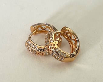 Pendientes delicados de aro Pave Huggie, pendientes Gold Pave Huggie, aros de oro, pendientes sin níquel, perfectos para pendientes de todos los días, aro de oro rosa