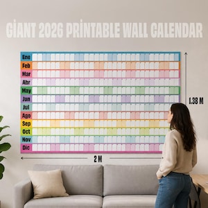 Puede incluir: Un gran calendario de pared imprimible de 2026, que mide 2 metros de ancho y 1,38 metros de alto, se muestra en una pared. El calendario presenta un diseño de cuadrícula con cada mes en un color diferente. El texto "GIANT 2026 PRINTABLE WALL CALENDAR" está en la parte superior.