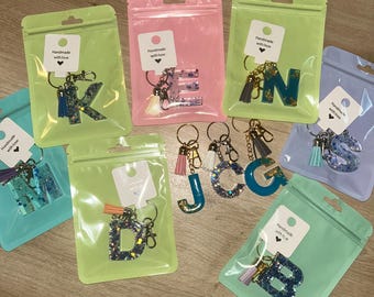 Gepersonaliseerde sleutelhanger van epoxyhars | Handgemaakt cadeau | Met initiaal, glitter, kwastje en meer