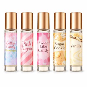 Puede incluir: Cinco botellas de perfume roll-on de vidrio con tapas doradas. Cada botella tiene un dise&ntilde;o de etiqueta diferente y un nombre de aroma: Algod&oacute;n de az&uacute;car Champagne, Pink Sugar, Sweet Like Candy, Sugar Cookie y Vainilla.