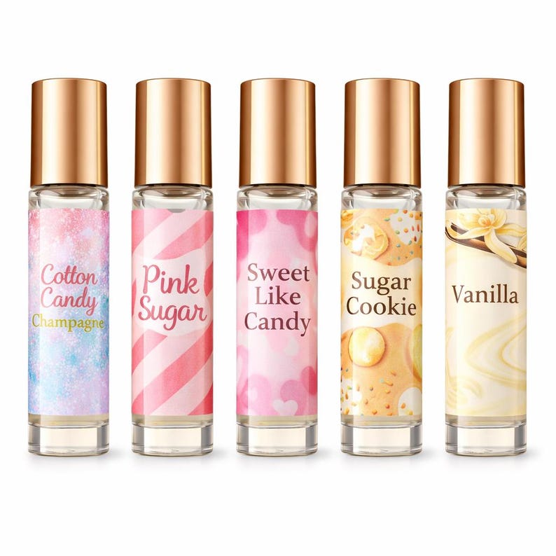 Puede incluir: Cinco botellas de perfume roll-on de vidrio con tapas doradas. Cada botella tiene un dise&ntilde;o de etiqueta diferente y un nombre de aroma: Algod&oacute;n de az&uacute;car Champagne, Pink Sugar, Sweet Like Candy, Sugar Cookie y Vainilla.