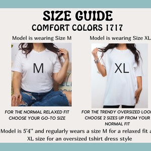 Puede incluir: Gu&iacute;a de tallas para camisetas Comfort Colors 1717. La imagen muestra dos modelos con camisetas blancas, una en talla M y otra en talla XL. El texto aconseja elegir tu talla habitual para un ajuste relajado o dos tallas m&aacute;s para un look oversize.