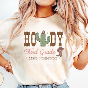 Custom Howdy Third Grade Teacher Shirt Comfort Colors, Western 3rd Grade Teacher Name Tshirt. Back To School Cowgirl Tshirt Cute Teacher Tee