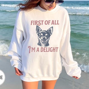 Retro First of All I'm a Delight Chihuahua Sweatshirt, Funny Chihuahua Shirt, Chihuahua Dog Mom Hoodie, Vintage Sarcastic Dog Mom Crewneck afbeelding 1