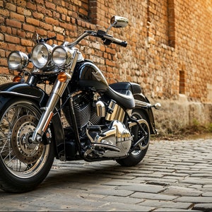Puede incluir: Una motocicleta negra aparcada frente a una pared de ladrillo. La motocicleta tiene detalles cromados y una gran rueda delantera.