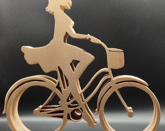 Radfahrerin mit Gepäckbox aus Zirbenholz | Holzfigur Frau Fahrrad Radbox | Geschenk Radfahrerin | Handgemacht Österreich | Deko Radsport