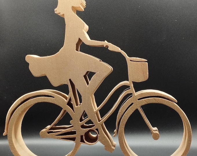 Radfahrerin mit Gepäckbox aus Zirbenholz | Holzfigur Frau Fahrrad Radbox | Geschenk Radfahrerin | Handgemacht Österreich | Deko Radsport