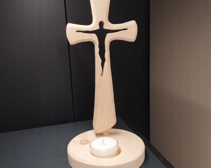 Zirbenholz Kreuz mit Ausschnitt | Modernes Holzkreuz Jesus | Handgemachtes Geschenk Taufe Kommunion | Religiöse Deko Holz | Österreich