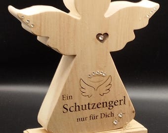 E23-Schutzengerl mit Herz aus Zirbenholz  mit Swarovski-Strass und Beschriftung