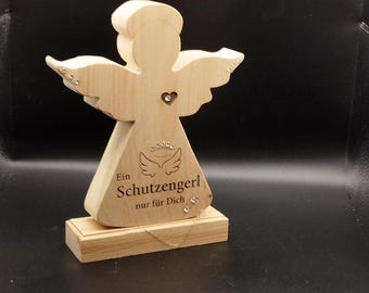 E23-Schutzengerl mit Herz aus Zirbenholz  mit Swarovski-Strass und Beschriftung