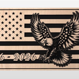 Op de afbeelding: Houten wandkunst met de Amerikaanse vlag, een adelaar en de jaren 1776-2026. Het ontwerp toont sterren, strepen en een gedetailleerde adelaar met uitgespreide vleugels, in zwart en natuurlijke houttinten.