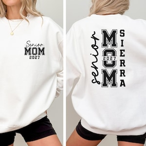 Sudadera Senior Mom 2027, Suéter personalizado para mamá de graduación 2027, Regalo de graduación para graduados, Conjunto a juego para la familia Senior Mom 2027, Sudadera de cuello redondo Clase del 27 imagen 1