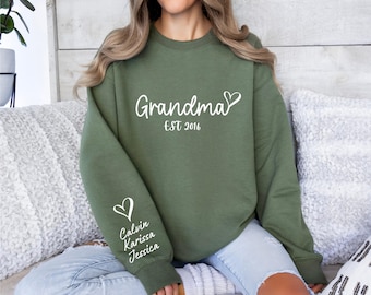 Sweat grand-mère personnalisé, avec nom d'enfant sur la manche, pull grand-mère date de l'Est, cadeau grand-mère personnalisé, grand-mère personnalisée, pull grand-mère EST