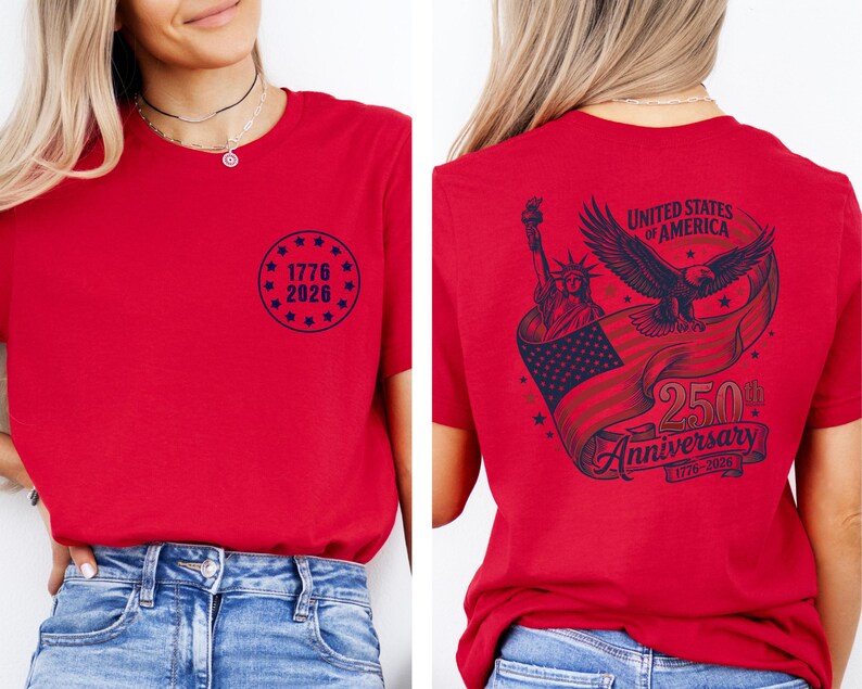 Pode incluir: Camiseta vermelha com um gr&aacute;fico circular azul marinho na frente que diz "1776 2026". A parte de tr&aacute;s apresenta um design com a Est&aacute;tua da Liberdade, uma &aacute;guia e uma faixa que diz "United States of America 250th Anniversary 1776-2026".