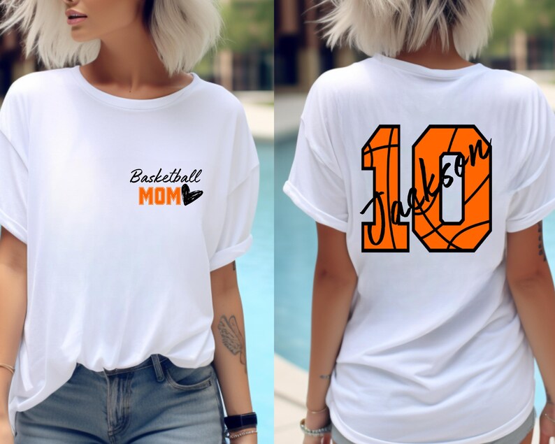 Peut inclure: T-shirt blanc avec le texte "Basketball Mom" et un c&oelig;ur sur le devant. Le dos du t-shirt a un num&eacute;ro 10 en forme de ballon de basket avec le nom "Jackson" &eacute;crit &agrave; l'int&eacute;rieur.