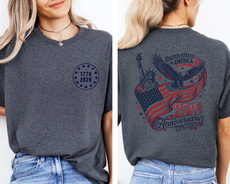Pode incluir: Camiseta cinza escuro com um pequeno gr&aacute;fico circular azul na frente que diz "1776 2026". A parte de tr&aacute;s da camisa apresenta um design com a Est&aacute;tua da Liberdade, uma &aacute;guia e uma bandeira americana, com o texto "United States of America 250th Anniversary 1776-2026".