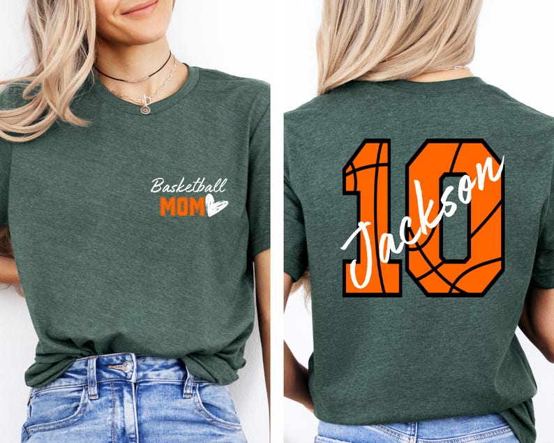 Peut inclure: Deux t-shirts verts. Un t-shirt a le texte "Basketball Mom" avec un c&oelig;ur. L'autre t-shirt a un ballon de basket avec le num&eacute;ro 10 et le nom "Jackson" &eacute;crit dessus.