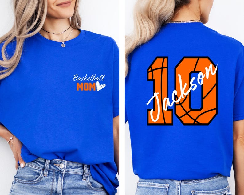 Peut inclure: Un t-shirt bleu royal avec le texte "Basketball Mom" et un c&oelig;ur sur le devant. Le dos du t-shirt pr&eacute;sente un motif de basket-ball avec le num&eacute;ro 10 et le nom "Jackson" en texte blanc.
