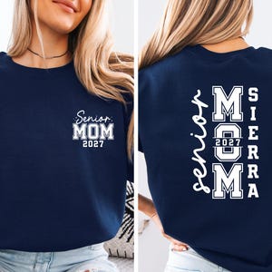 Sudadera Senior Mom 2027, Suéter personalizado para mamá de graduación 2027, Regalo de graduación para graduados, Conjunto a juego para la familia Senior Mom 2027, Sudadera de cuello redondo Clase del 27 imagen 4