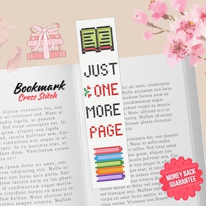 Op de afbeelding: Borduurpatroon voor een bladwijzer met een stapel boeken met een lint en de tekst "Just One More Page". Het patroon is in kleur en bevat een regenboogontwerp.