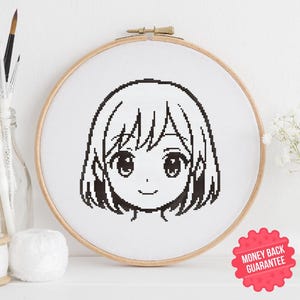 Può includere: Un motivo a punto croce in bianco e nero del volto di un personaggio in stile anime, incorniciato in un telaio da ricamo in legno. Il disegno presenta grandi occhi e capelli corti. Un adesivo rosso "Money Back Guarantee" e un'icona PDF sono nell'immagine.