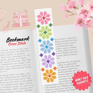 Può includere: Un modello di segnalibro a punto croce con un design floreale colorato. Il modello è stampato su uno sfondo bianco e include istruzioni per il ricamo. Il segnalibro è perfetto per aggiungere un tocco personale al tuo libro preferito.