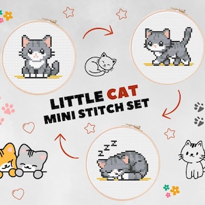 Puede incluir: Un Little Cat Mini Stitch Set con cuatro diseños de punto de cruz de gatos de dibujos animados. Los diseños incluyen un gato sentado, un gato caminando, un gato durmiendo y dos gatos asomándose por un borde. El texto "Little Cat Mini Stitch Set" está incluido.