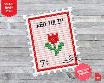 Puede incluir: Un patrón de punto de cruz con una flor de tulipán roja, un borde rojo y un diseño de sello gris. El patrón incluye el texto "RED TULIP" y "7¢".