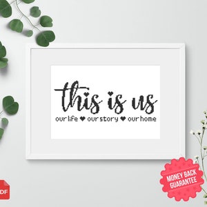 以下が含まれることがあります： 「This is us, our life, our story, our home」という黒い文字が書かれた白い額縁入りプリントです。