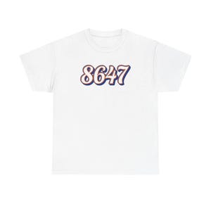 Può includere: T-shirt bianca con il numero "8647" in un font retrò. I numeri hanno un contorno bianco, riempimento rosso e un'ombra blu. La maglietta è realizzata in un materiale morbido e confortevole.