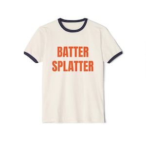 Könnte beinhalten: Ein weißes T-Shirt mit einem marineblauen Ringelkragen und dem Text "BATTER SPLATTER" in orangefarbenem Druck.
