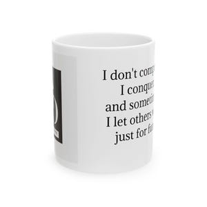 Op de afbeelding: Witte keramische mok met zwarte tekst: "Ik doe niet mee, ik verover, en soms laat ik anderen winnen, gewoon voor de lol." Een zwart-wit afbeelding staat op de zijkant.