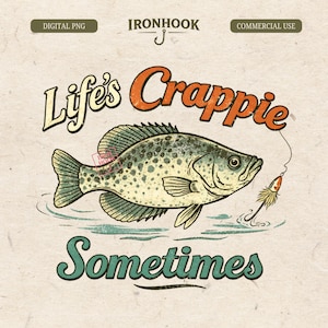 Könnte beinhalten: Vintage-Illustration mit einem Crappie-Fisch und dem Text "Life's Crappie Sometimes". Der Fisch ist detailliert mit Flecken und Flossen dargestellt, und ein Angelköder ist befestigt. Das Design hat einen gealterten Look.