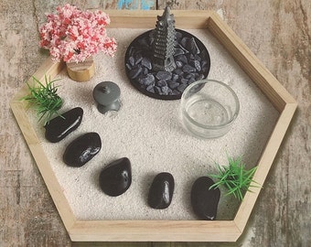 Zen Garten Miniatur Zen Garden Dekoration Geschenkidee mit Steine Dekoration Sand Kerzenhalter Asiatischer Stil Beschriftung mit Diodenlaser