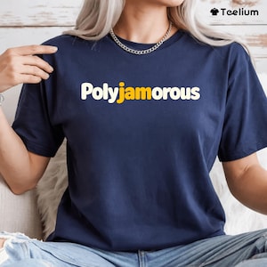 Op de afbeelding: Marineblauwe t-shirt met korte mouwen en de tekst "Polyamorous" in wit en geel. De merknaam "Teelium" staat in het zwart rechtsboven.