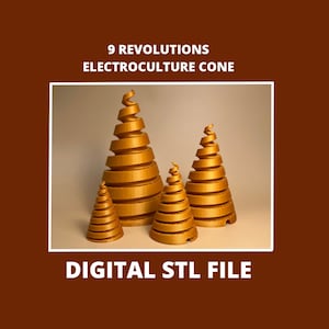 Könnte beinhalten: Vier goldfarbene 3D-gedruckte Elektrokultur-Kegel in verschiedenen Größen. Die Kegel sind spiralförmig und haben eine glatte, glänzende Oberfläche. Der Text "9 REVOLUTIONS ELECTROCULTURE CONE" und "DIGITAL STL FILE" ist im Bild sichtbar.