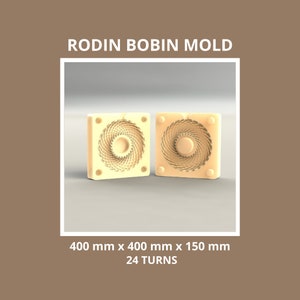 Könnte beinhalten: Zwei beige Rodin Bobin Formen werden gezeigt. Jede quadratische Form hat ein zentrales kreisförmiges Design mit einem Spiralmuster. Der Text "RODIN BOBIN MOLD" steht oben. Die Abmessungen betragen 40 cm x 40 cm x 15 cm, mit 24 Windungen.