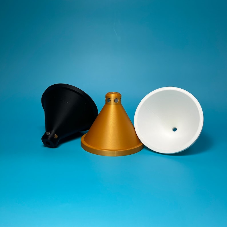 Pu&ograve; includere: Tre imbuti di diversi colori: nero, oro e bianco. Gli imbuti sono in plastica e hanno un'ampia apertura nella parte superiore e una stretta nella parte inferiore.