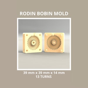 Pode incluir: Dois moldes de plástico bege para fazer bobinas de resina. Cada molde tem um design circular com 13 voltas. Os moldes medem 39 mm x 39 mm x 14 mm.