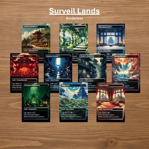 Può includere: Una collezione di dieci carte collezionabili "Surveil Lands" senza bordi, ognuna con paesaggi fantasy unici. Le carte mostrano varie scene, tra cui un quartiere commerciale, un portico lussureggiante e un teatro chiassoso, con testo in alto e in basso.