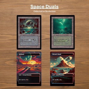 Op de afbeelding: Vier ruilkaarten met fantasiekunst, met ruimte-thema landschappen en tekst. De kaarten zijn getiteld "Underground Sea", "Bayou", "Badlands" en "Volcanic Island". De kaarten hebben een zwarte rand en worden gepresenteerd op een houten oppervlak.